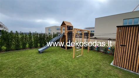 Šiuolaikinio privataus darželio fasadas ir žaidimų aikštelė