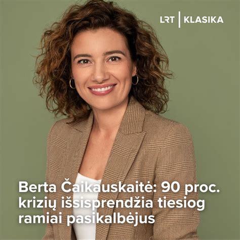 Motina glosto pilvą ir kalbasi su juo