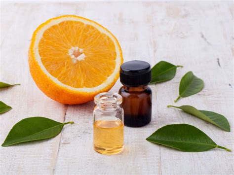 Citrusinių vaisių eteriniai aliejai buteliukuose