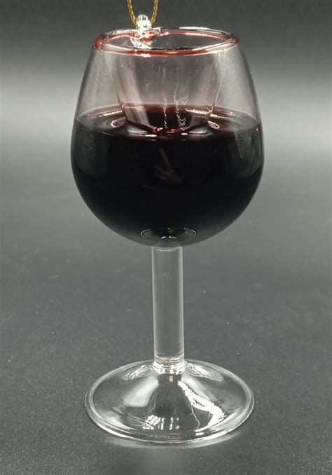 Vyno taurė ir įspėjamasis ženklas apie alkoholio žalą