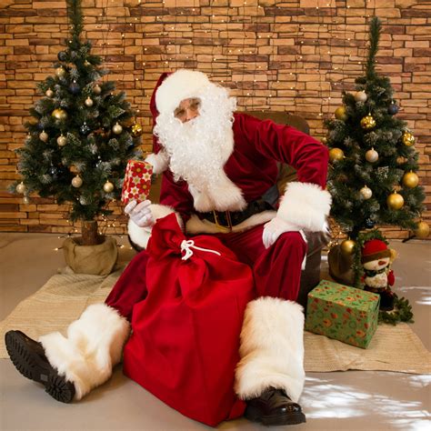 Kalėdų senelis su elfais