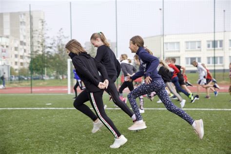 mokiniai dirba su tekstinėmis užduotimis klasėje