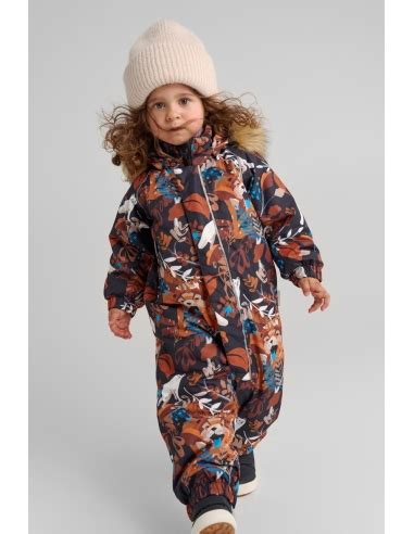 Kūdikis su šiltu žieminiu kombinezonu