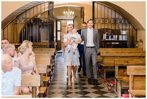 krikštynų ceremonija bažnyčioje