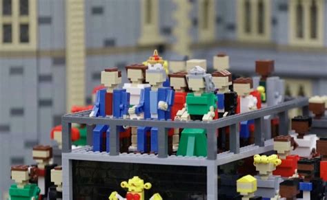 vaikai statantys tiltą iš lego kaladėlių