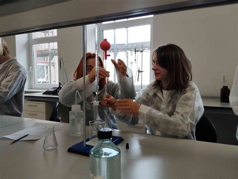 Chemijos laboratorija su stikliniais indais ir reagentais