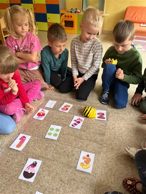 vaikai užsiimantys edukacine veikla grupėje