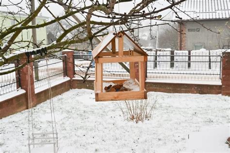 Vaikų pagamintos kūrybinės lesyklėlės paukščiams