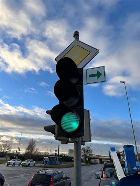 Vaizdinė medžiaga su kelio ženklais ir šviesoforo spalvomis