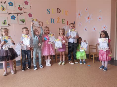 Vaikai, atsisveikinantys su darželiu