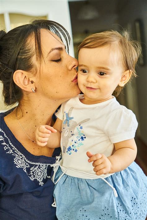 Kūdikis su mama, iliustruojantis kvapo atpažinimą