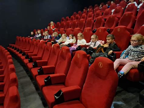 Vaikų grupė ekskursijoje į kino teatrą