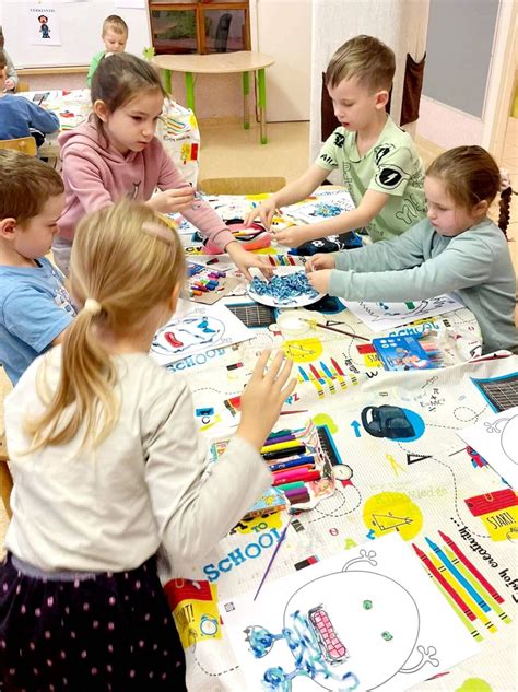 Vaikai naudoja išmaniąją lentą kūrybinei veiklai