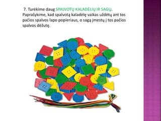 vaikas konstruoja iš kaladėlių