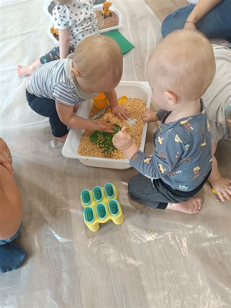 Vaikai žaidžia smulkiosios motorikos žaidimus