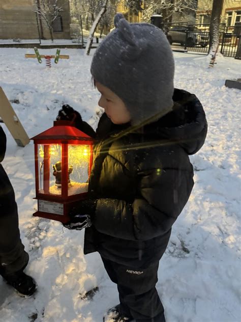 Vaikai su pačių gamintais žibintais
