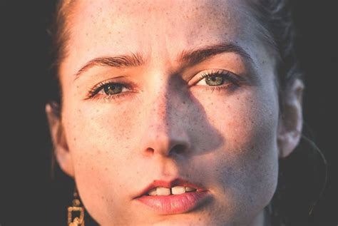 Moters veidas su sumažėjusiomis raukšlėmis prieš ir po BABE kremo naudojimo