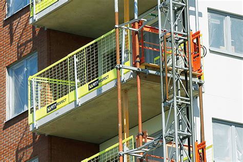 statybiniai keltuvai ir lopšiai darbe