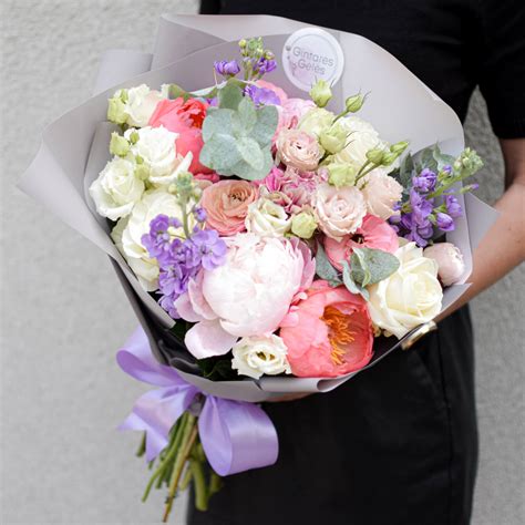 Įvairios gėlių puokštės