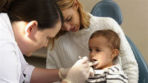 Infografika: Pirmasis vaiko vizitas pas odontologą