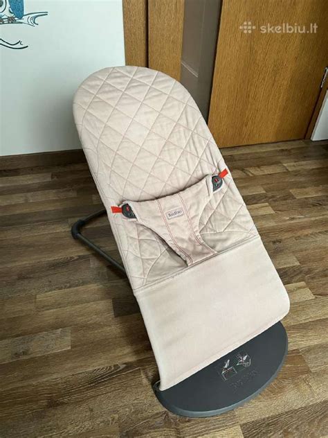 Tėvai naudoja BabyBjorn gultuką namuose