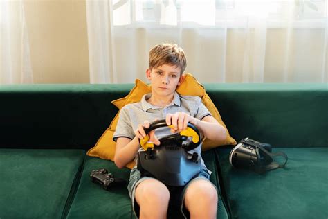 Vaiko ranka žaidžianti kompiuterinius žaidimus