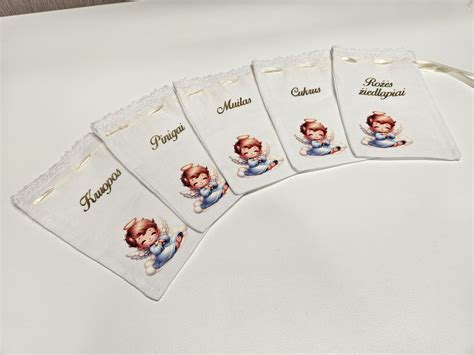 Pavyzdžiai personalizuotų krikštynų lipdukų ant dovanėlių