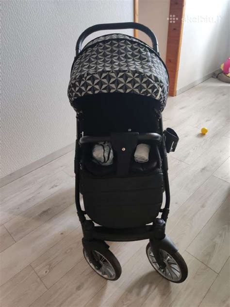 Sportinis vežimėlis su vaiku parke
