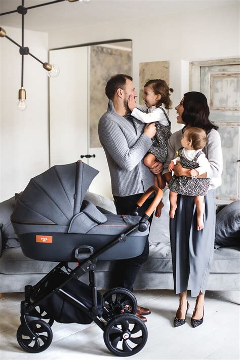 Šeima su sportiniu vežimėliu lauke