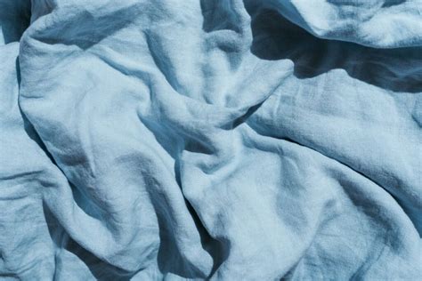 lininių suknelių audinių tekstūra ir spalvos