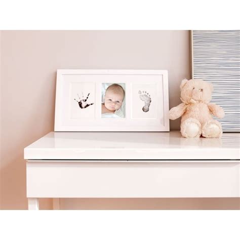 rankos laikanti kūdikio pėdutę