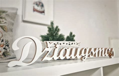 Įvairūs mediniai užrašai ir dekoracijos, pritaikyti skirtingoms progoms
