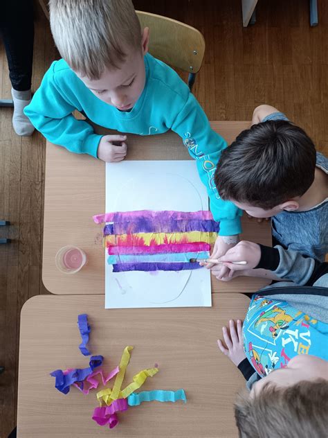 vaikai atlieka STEAM eksperimentą