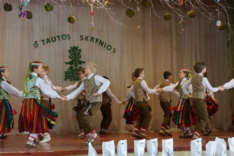 Vaikai tautiniais kostiumais