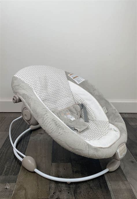 kūdikis patogioje Ingenuity kėdutėje