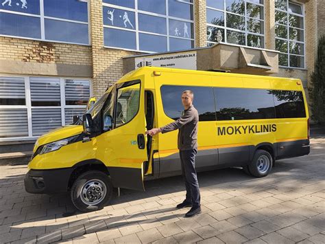 mokyklos autobusas kelyje