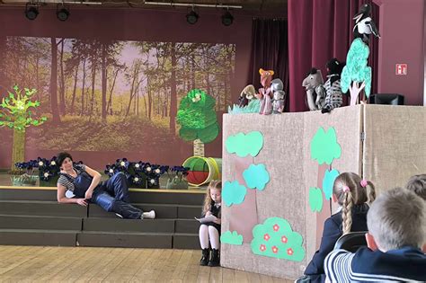 vaikai užsiima teatro improvizacija