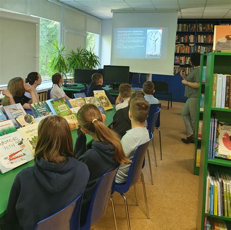 Vaikai mokosi netradicinėje aplinkoje (pvz., bibliotekoje, gamtoje)