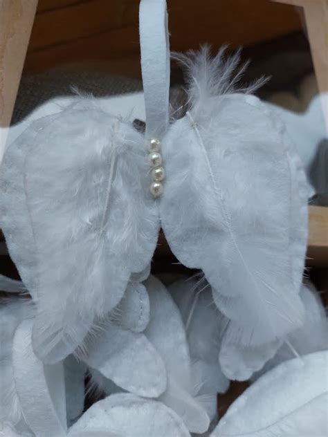 simboliniai angelo sparnai viešoje erdvėje kaip globos idėjos išraiška