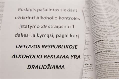 Nepilnamečių grupė su alkoholio buteliais