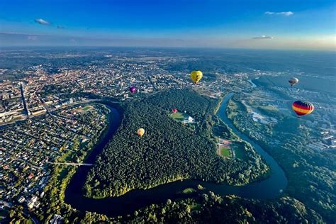 Vilniaus panorama iš aukštai su oro balionais