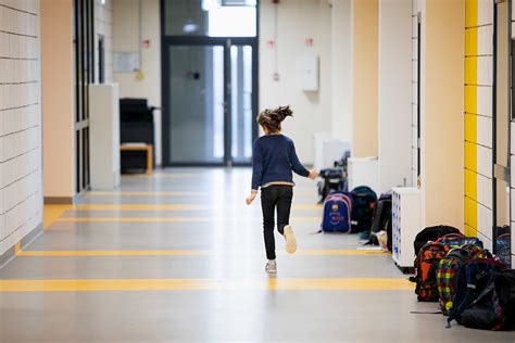 Vaikai bėga trasoje