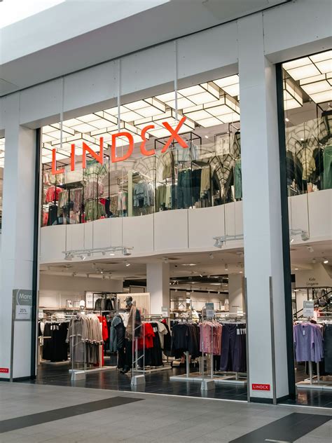 Lindex parduotuvės vitrina su vaikiškais drabužiais