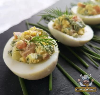 Kiaušiniai su kumpiu ir agurkais