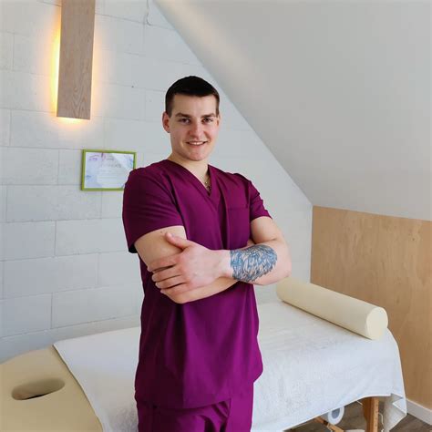 Masažuotojas naudoja specialų pagalvę patogiai padėčiai nėščiajai