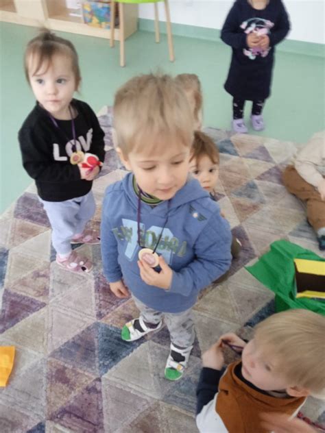 vaikai žaidžiantys saugioje ir edukacinėje darželio aplinkoje
