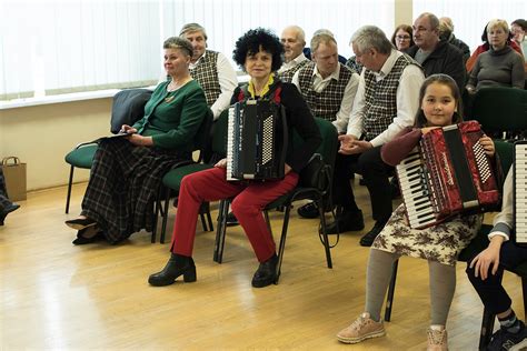 Vaikai dainuoja ir groja muzikos instrumentais darželyje