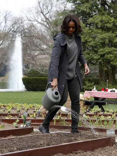 Michelle Obama sodina daržoves Baltųjų Rūmų darže