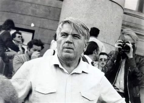 Antanas Terleckas skaito pranešimą mitinge