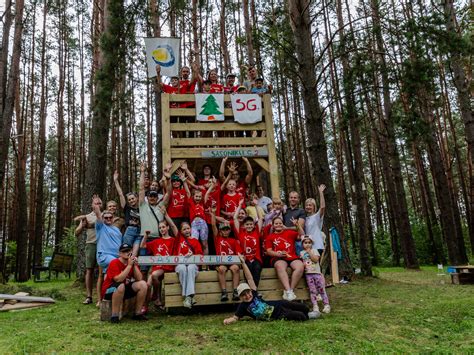 vaikai dirbantys su moliu kūrybinėse dirbtuvėse